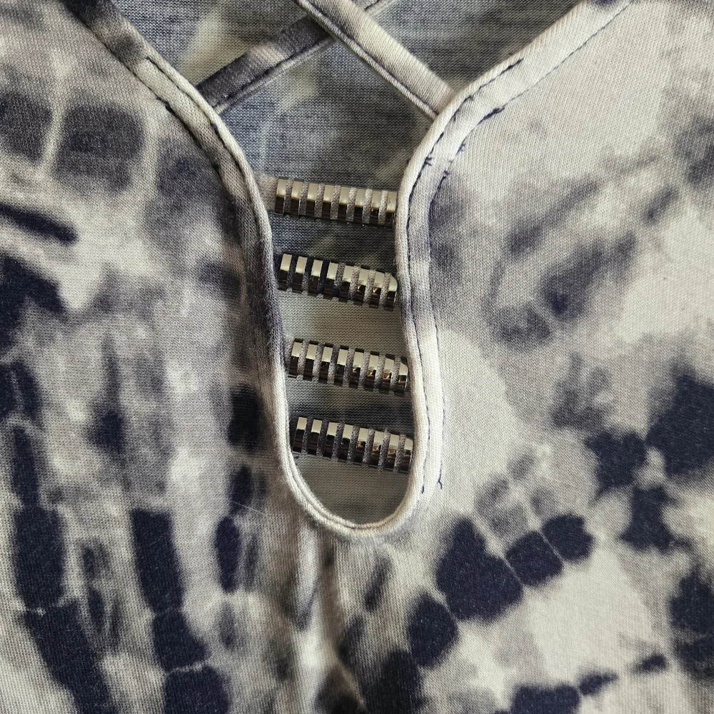 Rock & Republic Tie-Dye V-Neck Long Sleeve Top, L PTP=18" - Picture 3 of 4